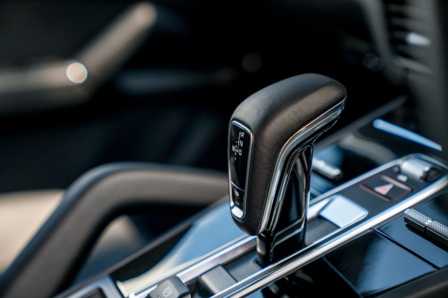 Детали интерьера Porsche Cayenne S (PO536) 2018 года  (UK) (фото 20 из 22)